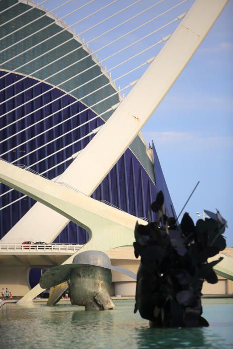 Esculturas de Manolo Valdés en el lago de la Ciudad de las Artes y las Ciencias