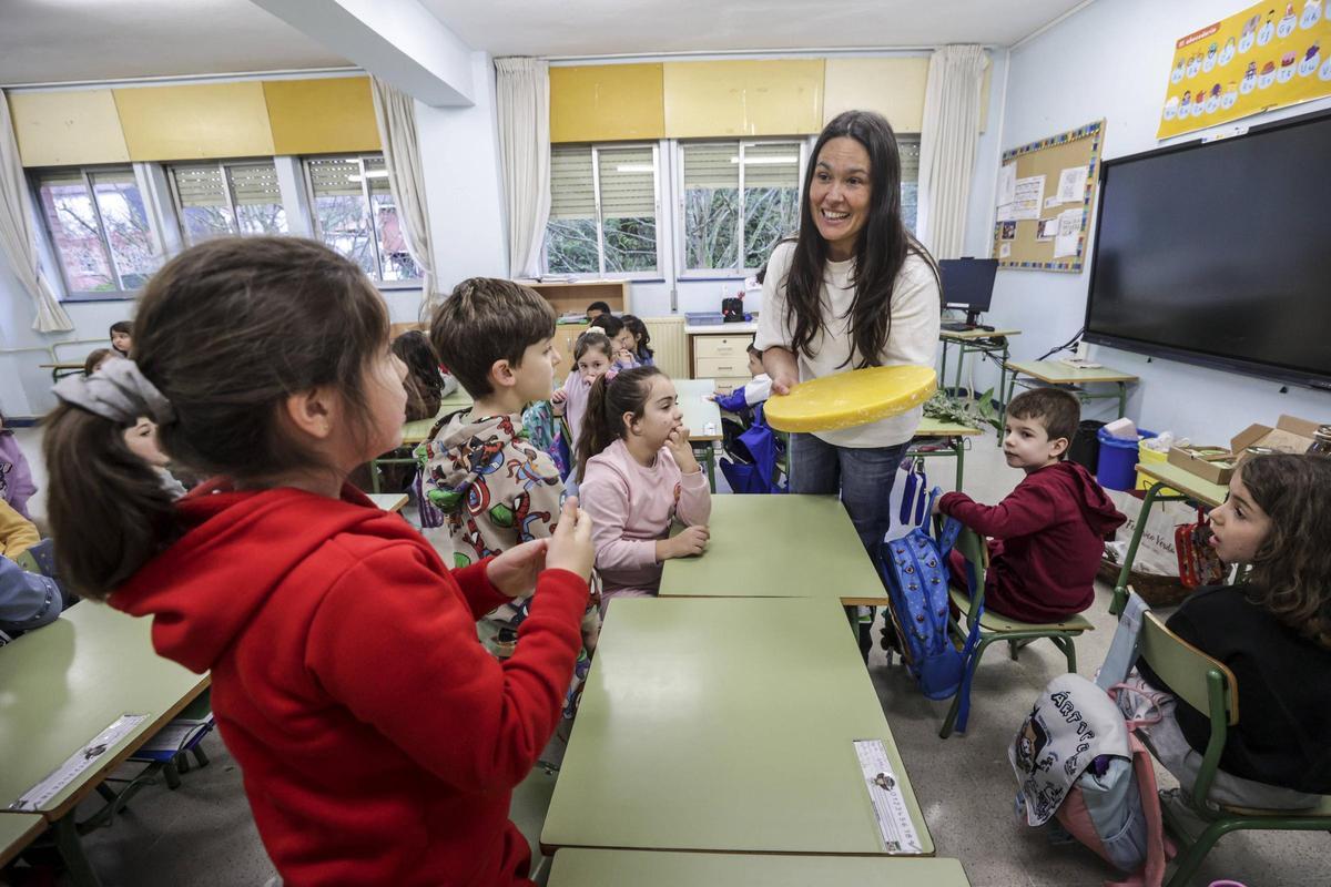 Vanesa Lorences enseña un artículo que utiliza en su trabajo a los niños.