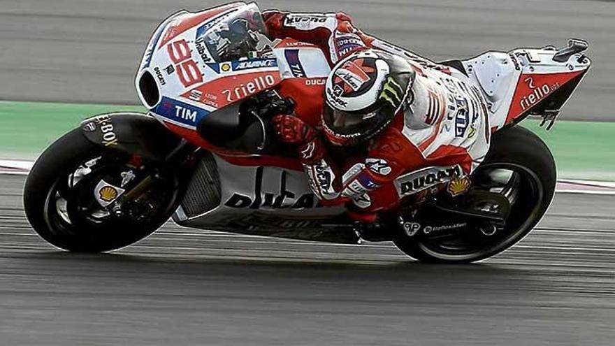 Jorge Lorenzo en un paso por curva con la Ducati.