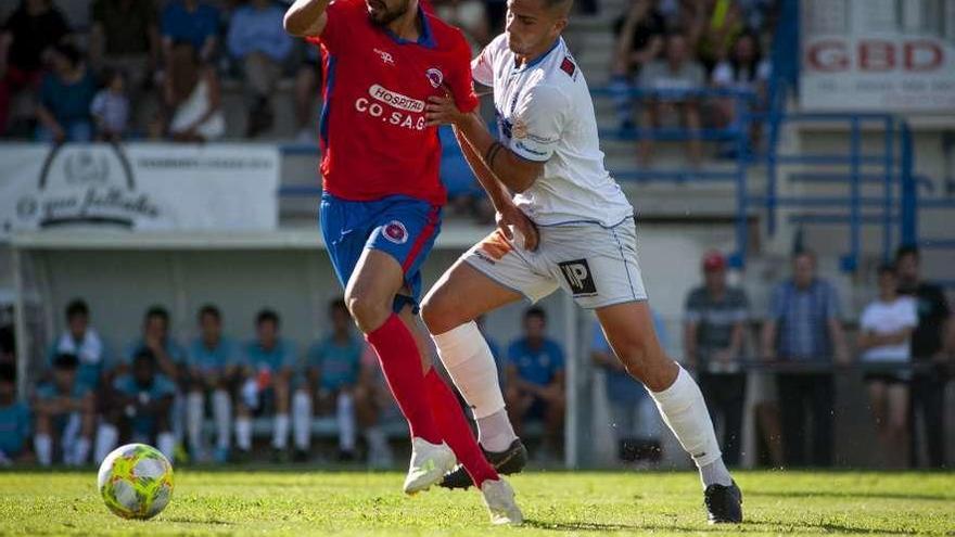 El nuevo delantero de la UD Ourense, Dani Pedrosa, disputa un balón con el pontino. // Brais Lorenzo