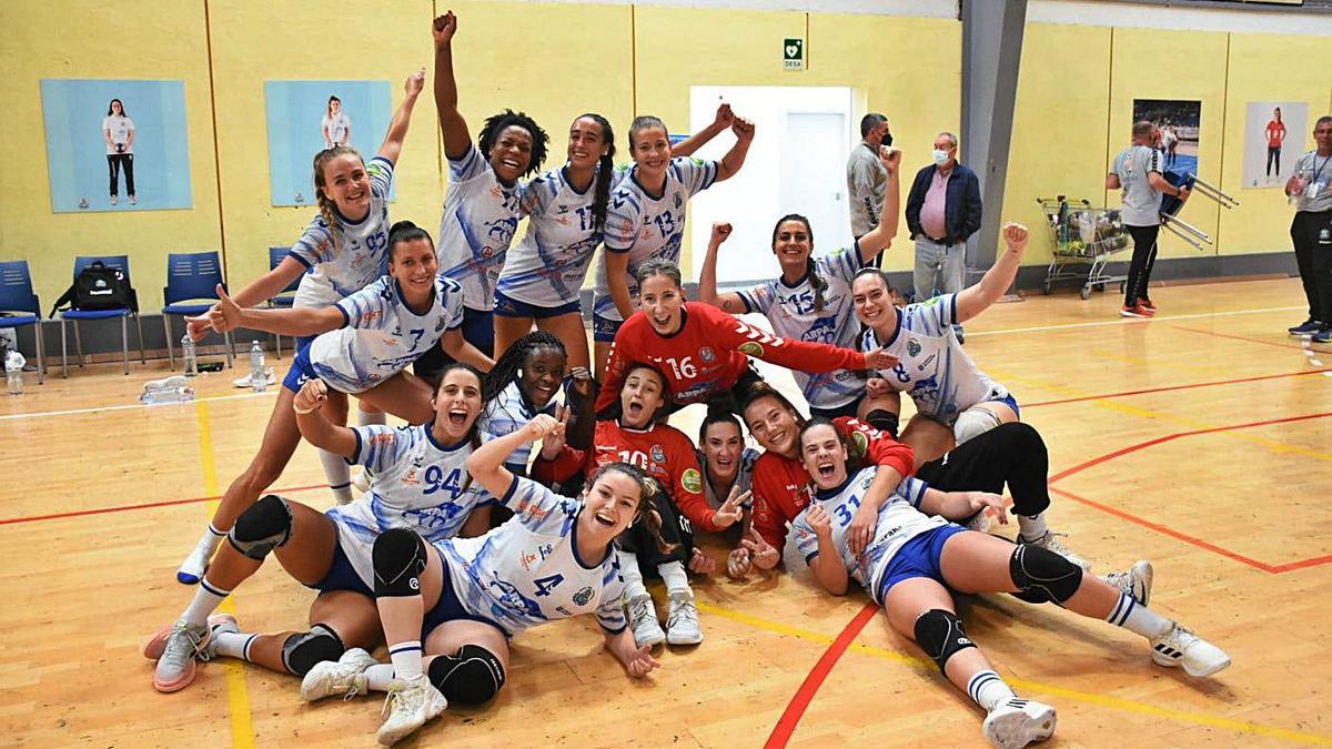 Las jugadoras tinerfeñas elebran la consecución virtual de su permanencia en la élite. | | CB SALUD TENERIFE