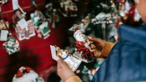 Un niño mirando adornos navideños.