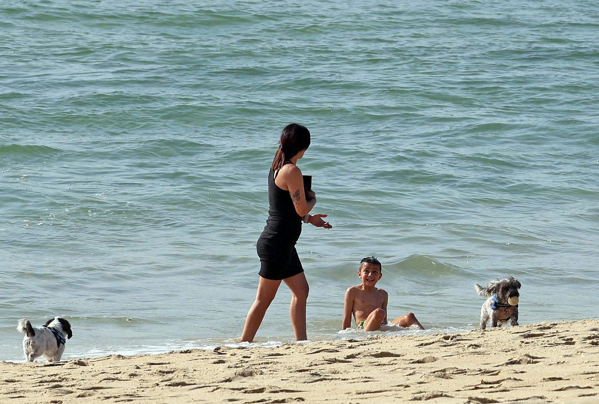 Vigo da la bienvenida a la primavera con un día de playa