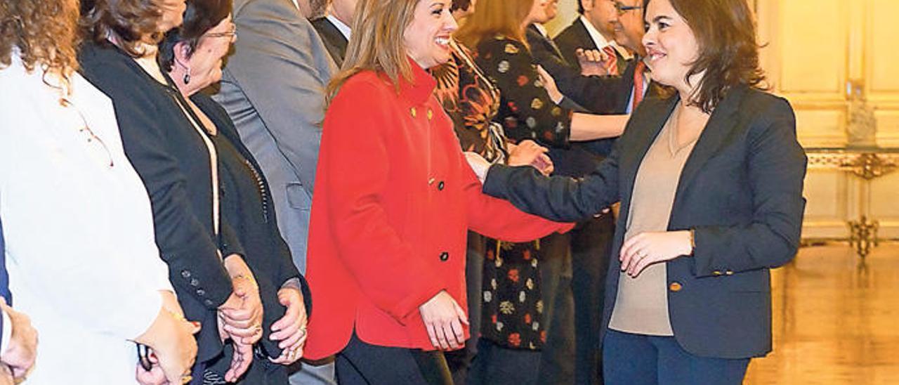 Rosa Dávila saluda a Soraya Sáenz de Santamaría, ayer, en la reunión de Madrid con los consejeros autonómicos.