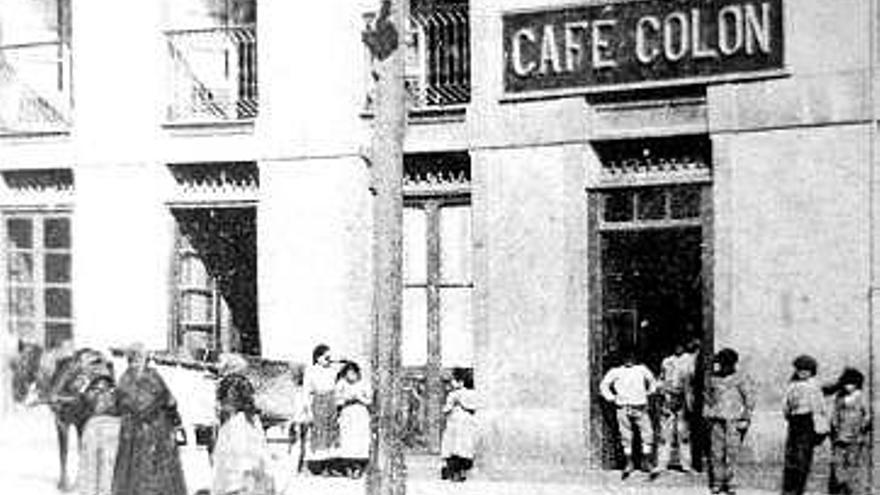 Café colón. El popular café, cerrado recientemente, abrió sus puertas por primera vez en 1890, entonces sin su carismática terraza.