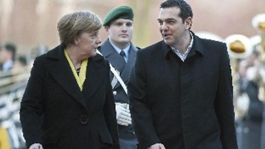 Merkel recibe a Tsipras con honores militares