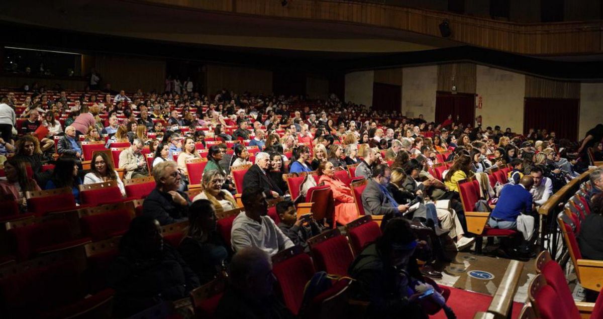 Los asistentes ayer en el teatro de la Laboral. | Irene Sirgo