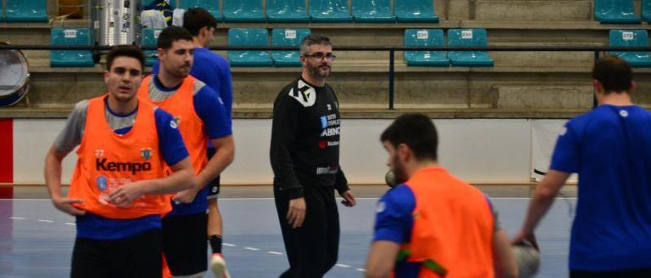 José Juan Durán, “Jota”, entre sus jugadores en el entrenamiento de ayer en O Gatañal. |  // GONZALO NÚÑEZ