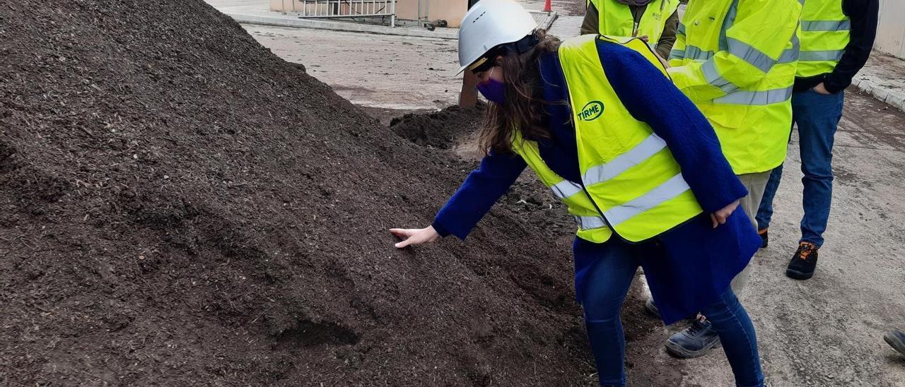 La vicepresidenta y consellera de Sostenibilidad y Medio Ambiente, Aurora Ribot, visitando la planta de compost de Tirme.