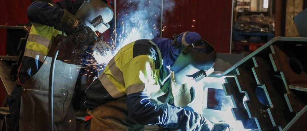 Soldadores trabajando una pieza en la empresa avilesina Hierros Cantón. | Pablo Solares