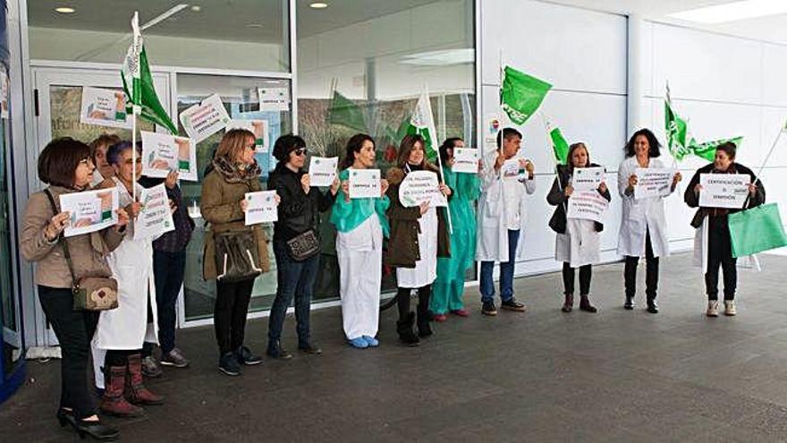 Manifestación de enfermeras a las puertas del Virgen de la Concha.