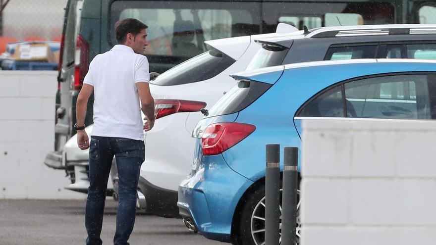 Marcelino, a su salida ayer de  Paterna tras despedirse de la plantilla.