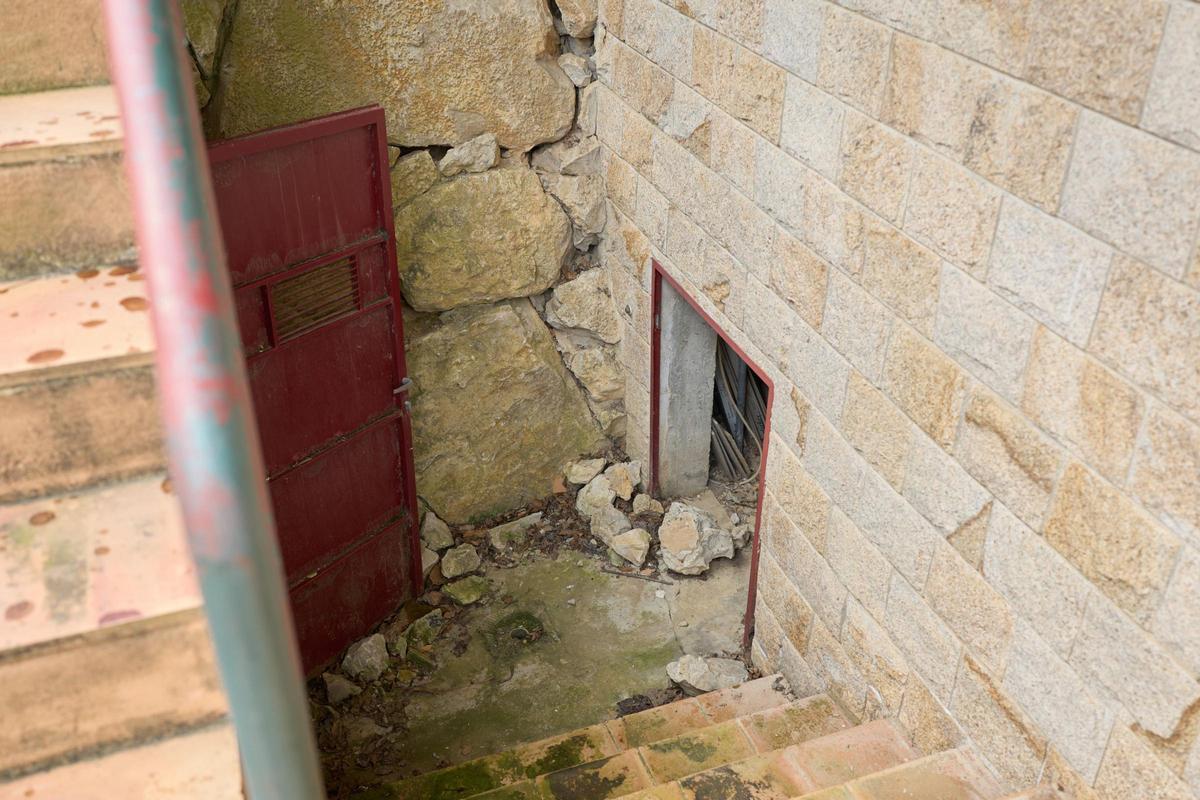Les fotos dels desperfectes en una casa per les obres de la variant d'Anglès