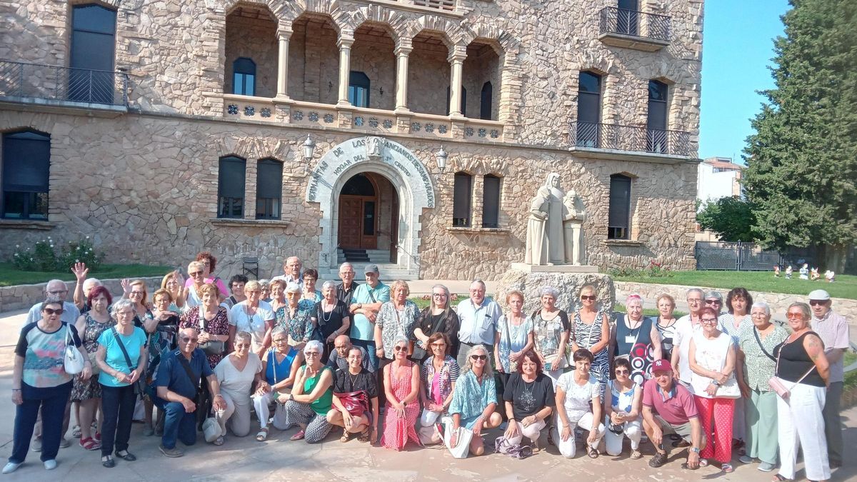 El Casal de la Gent Gran de la Font dels Capellans de Manresa tanca la temporada amb una visita a l'edifici del Sant Crist d'Igualada