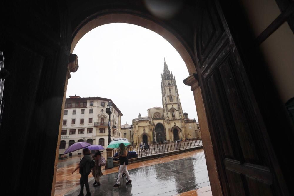 La lluvia sorprende a los turistas en Oviedo