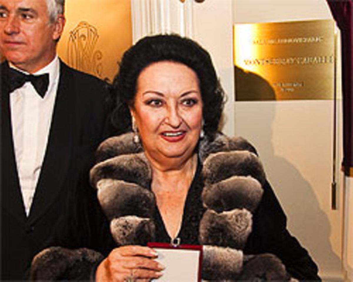 Montserrat Caballé, ahir a la nit, amb la Medalla d’Or del Cercle del Liceu, amb Ignacio García-Nieto, president de l’entitat.