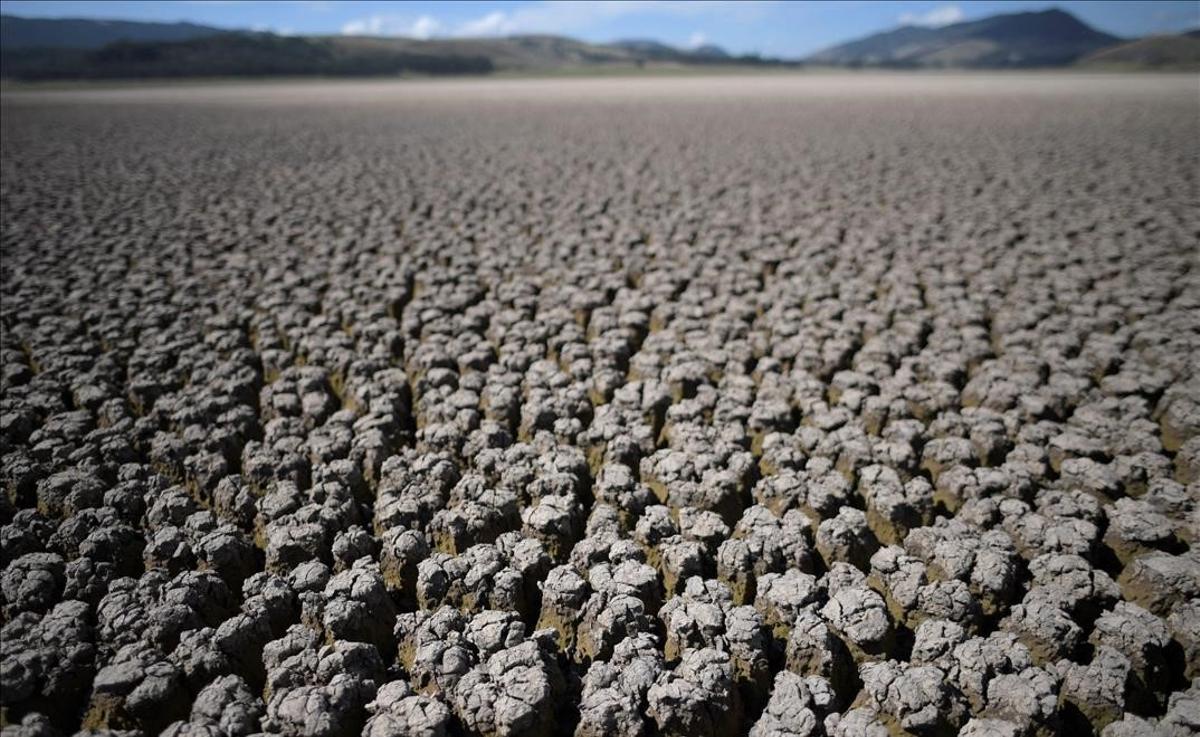 Panorámica de la laguna Suesca, seca debido a las fuertes sequías provocadas por el cambio climático, en Cucunaba, Colombia, en marzo del 2021.