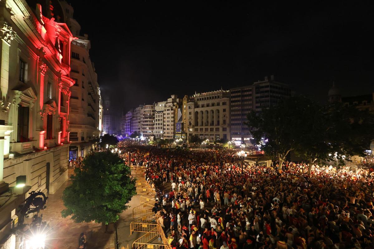 Así está viviendo la plaza del Ayuntamiento de València la final del Mundial de España