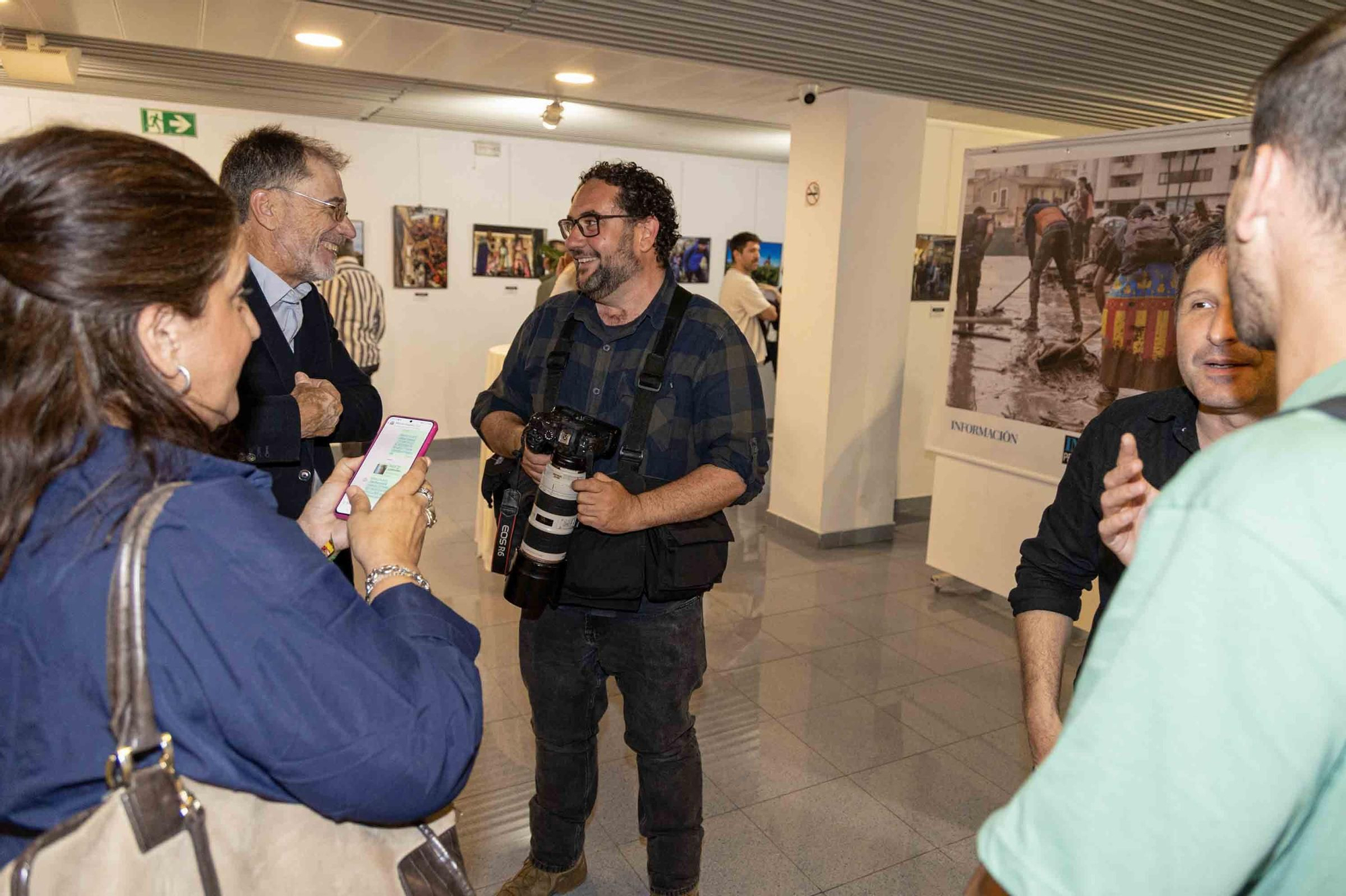lleno total en la inauguración de INFotoperiodistas 2024,. un año de fotografía de prensa en Alicante