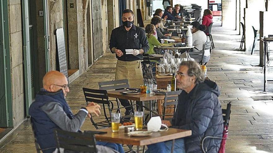 Clients a la terrassa d&#039;un bar de Girona, ahir.