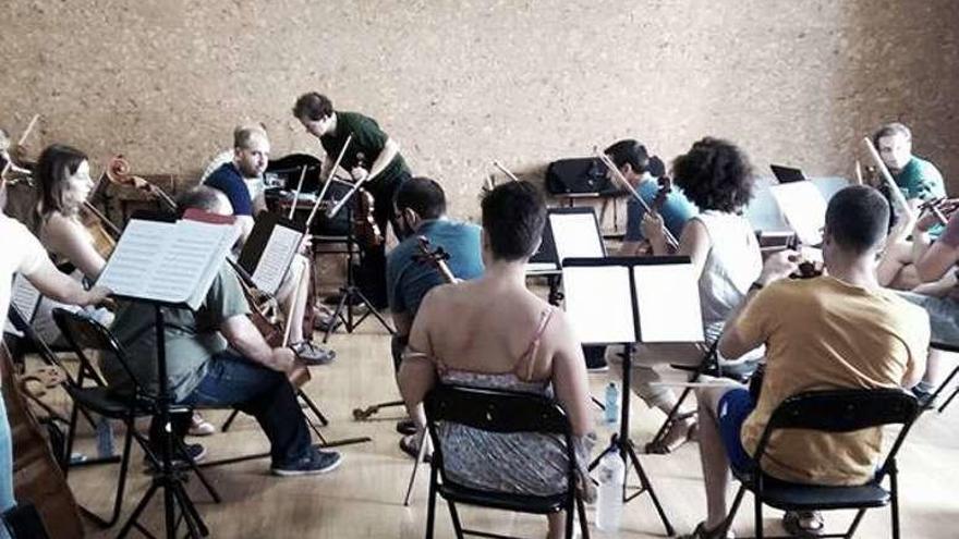 Miembros de la Orquestra de Cámara Galega en un ensayo en el conservatorio Reveriano Soutullo de Ponteareas. // Faro