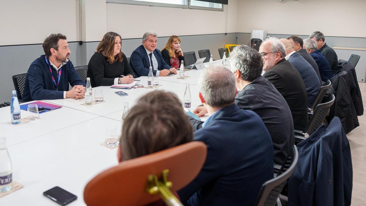 Joan Laporta atendió a socios del Barça en las oficinas del club