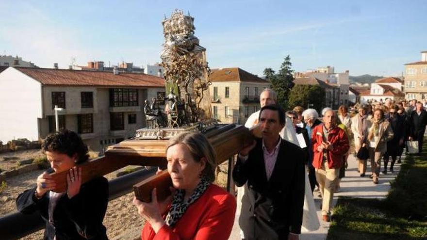 La custodia con las reliquias fue llevada en andas por el Campillo de Santa María (arriba). A la izquierda, numerosos fieles llenaron la basílica. // G. S.