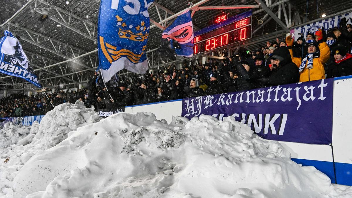 La nieve se amontona en uno de los fondos del estadio del HJK Helsinki en el partido de Conference League ante el Aberdeen.