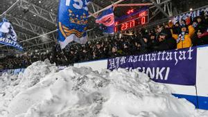 La nieve se amontona en uno de los fondos del estadio del HJK Helsinki en el partido de Conference League ante el Aberdeen.