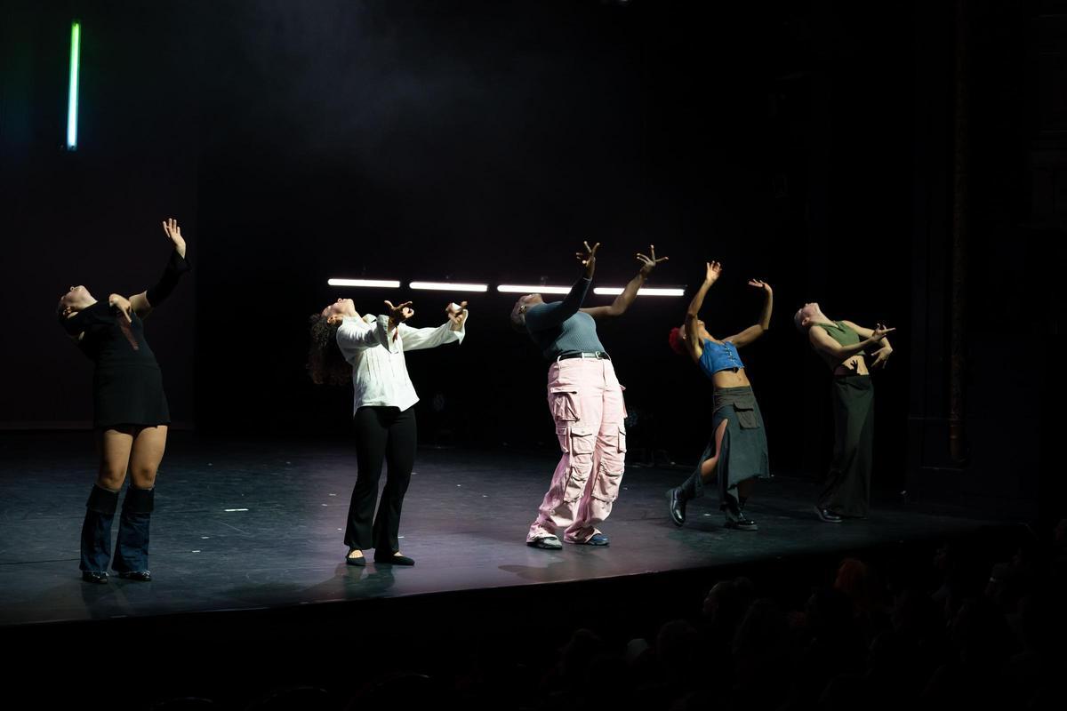 La pieza se enmarca en el 'whacking', una danza urbana nacida en los años 70.