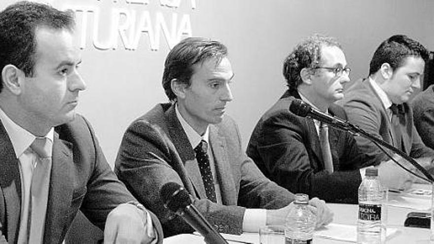 De izquierda a derecha, Francisco González, Manuel Sarachaga, Carlos Monasterio, Pedro Herrero y Sergio Ríos, ayer, en el Club Prensa Asturiana.