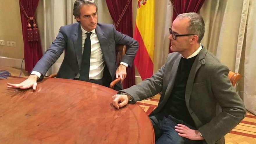 El ministro de Fomento, Íñigo de la Serna, a la izquierda, con el alcalde de Ourense, ayer. // FdV