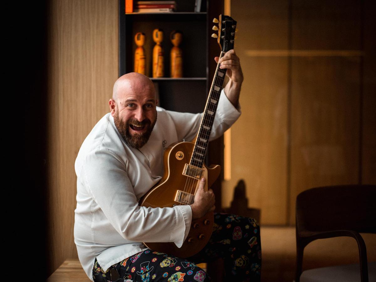 Imagen de archivo. El cocinero Hugo Muñoz con una guitarra en su restaurante Ugo Chan.