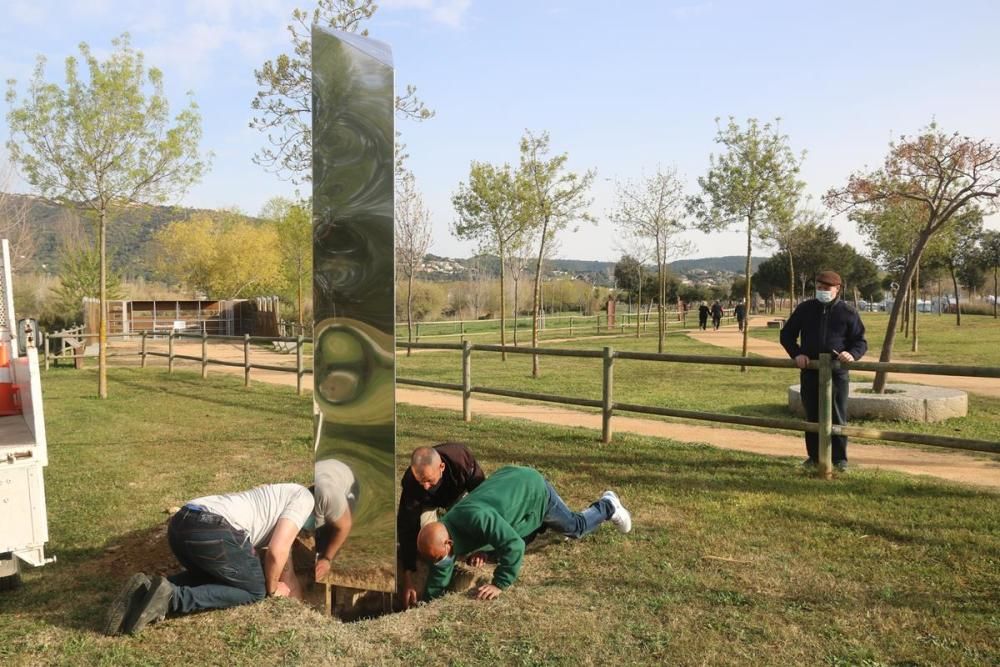 Instal·len al parc dels Estanys el monòlit metàl·lic que va aparèixer a la platja de Sa Conca