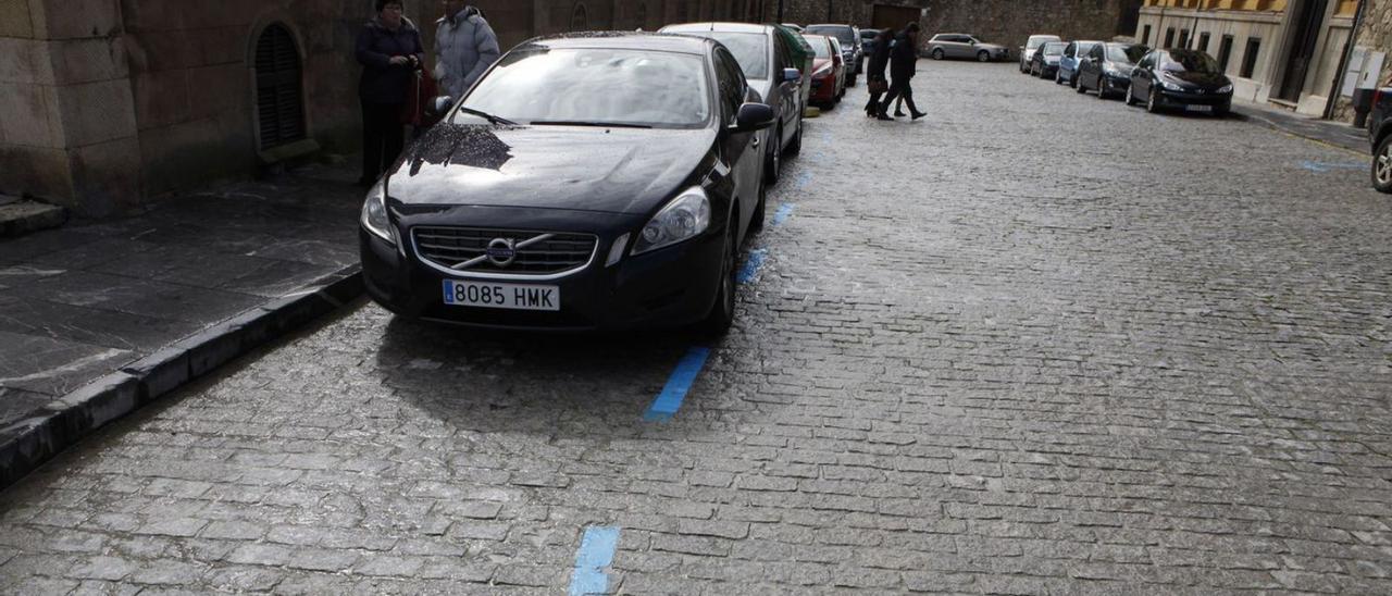 Vehículos aparcados en una zona azul de Cimadevilla.