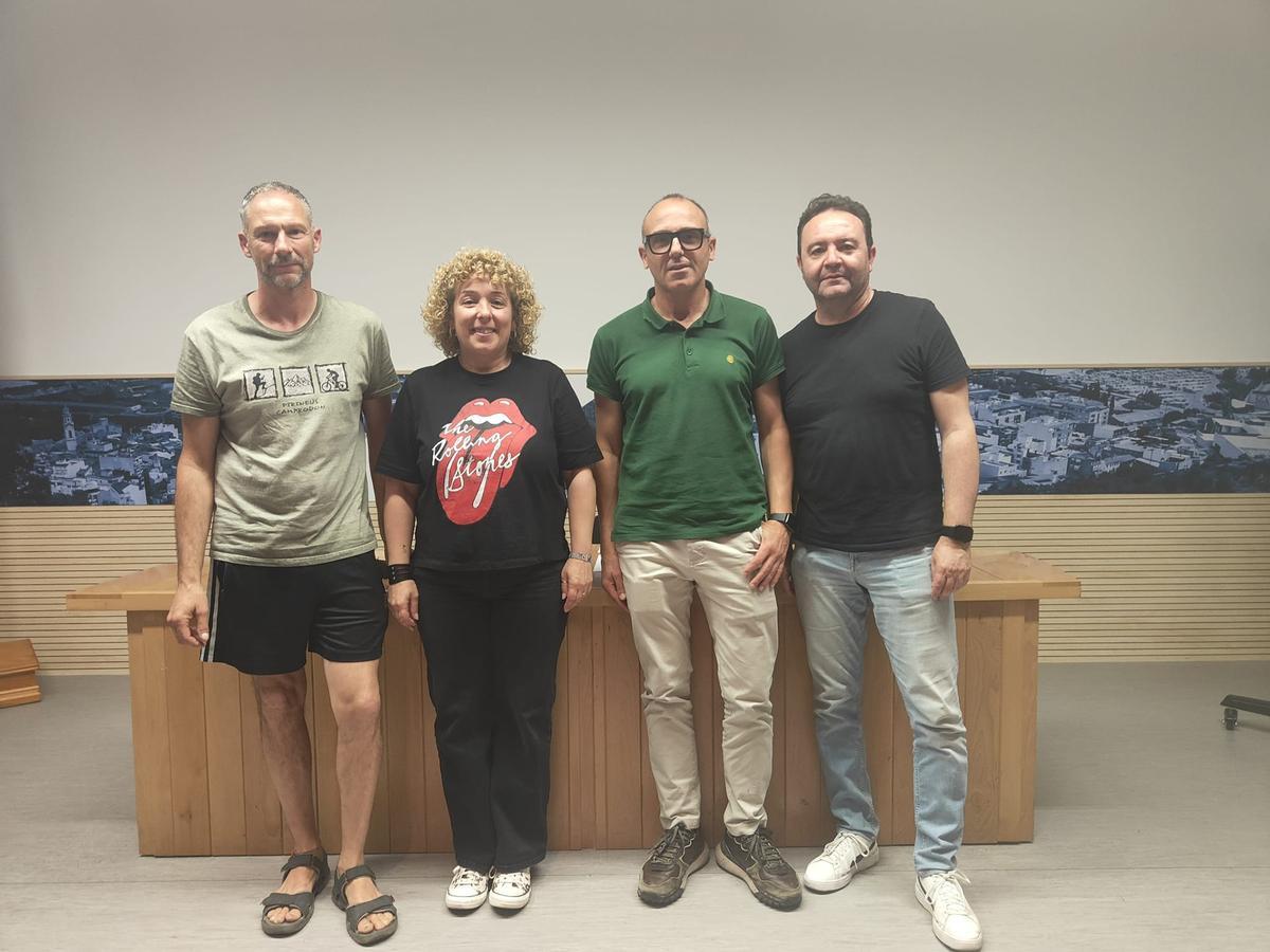 El representante de la empresa Expojamar, junto a la concejala de Fiestas y presidentes de peñas taurinas.