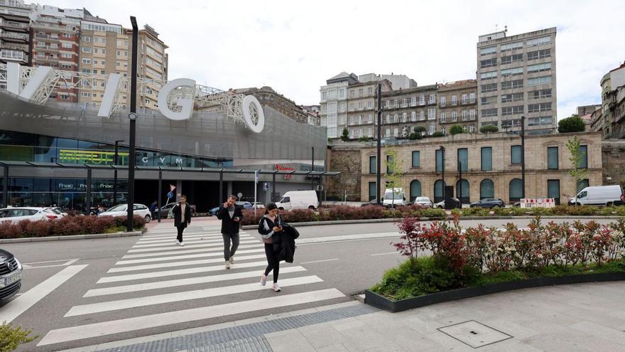 Acceso a Vialia desde Praza da Estación con la fachada de la primera estación de tren de Urzáiz. |   // J. LORES