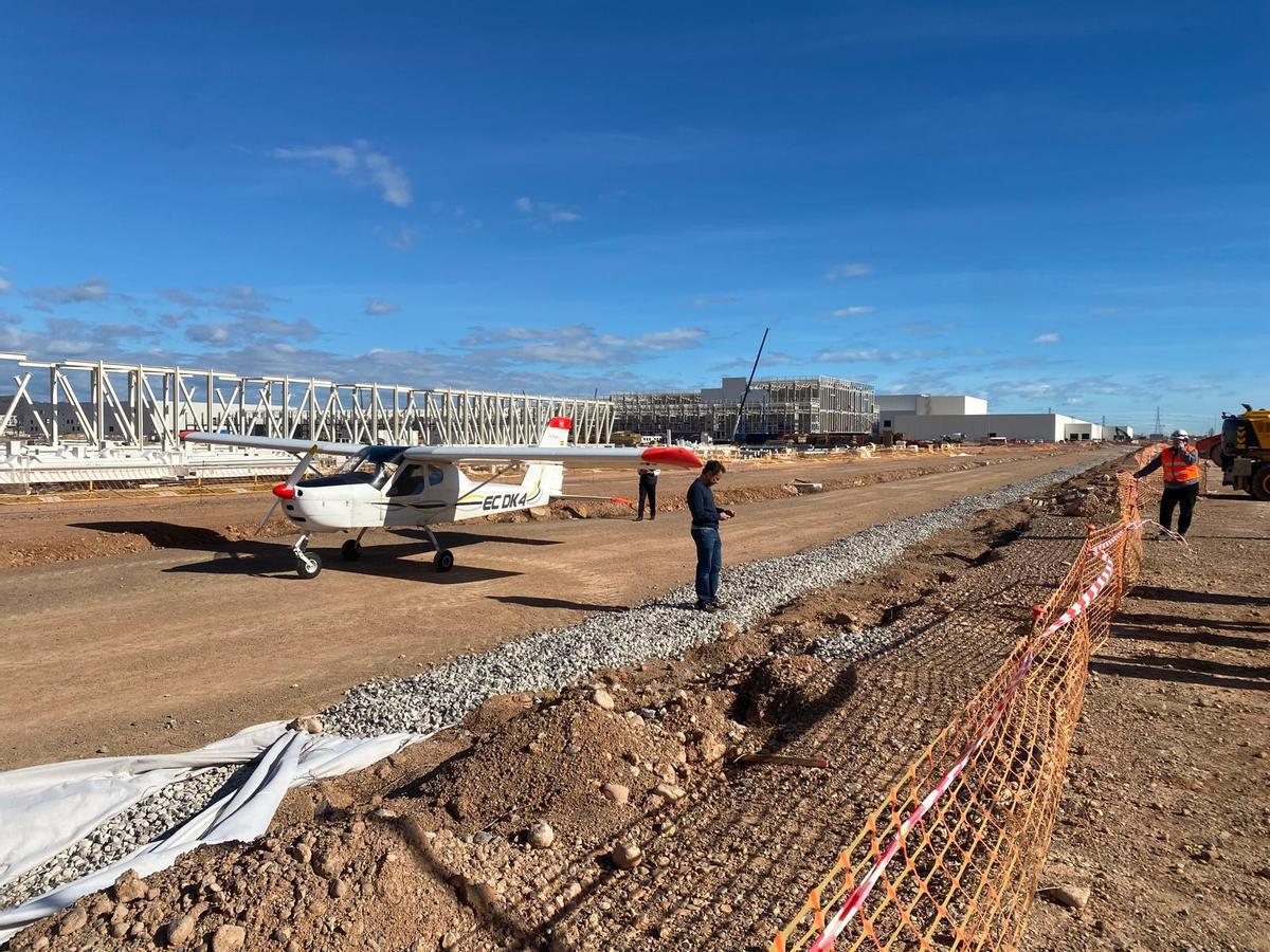 Aterrizaje de emergencia en Sagunt junto a las obras de la gigafactoría