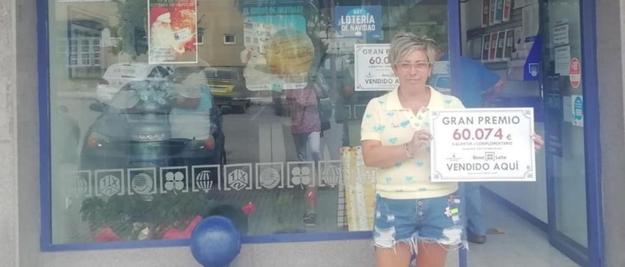 Ana Reyes, ayer, frente a su administración de lotería, en Riaño.