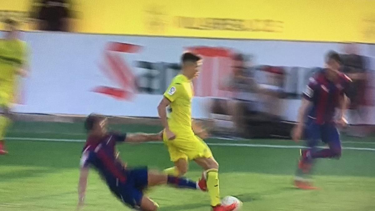 Entrada durísima en el amistoso entre Levante y Villarreal