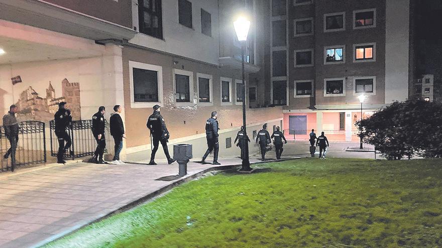 Localizan de madrugada al joven con un brote psicótico que apuñaló a dos policías en Gijón