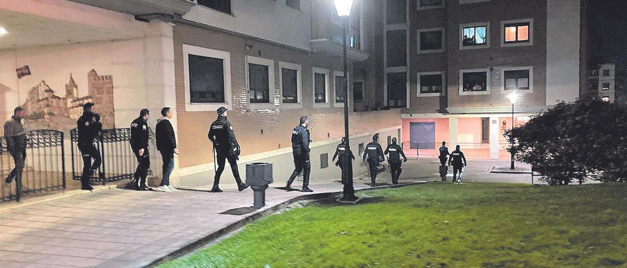 Un joven con un brote psicótico apuñala a dos policías y se da a la fuga en El Coto (Gijón)