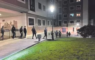 Localizan de madrugada al joven con un brote psicótico que apuñaló a dos policías en Gijón