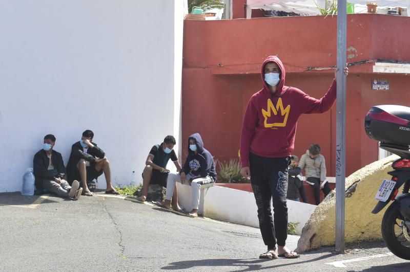 Inmigrantes a las puertas del campamento Canarias 50