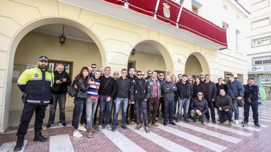 Concentración de policías locales de Mutxamel ante el Ayuntamiento de esta localidad.