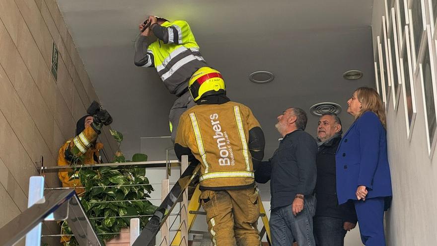 Humo, susto y todos a la calle: Un hilillo de humo en un plafón obliga a desalojar el Ayuntamiento de Calp