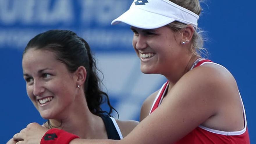 Lara Arruabarrena (i) y María- Teresa Torró-Flor (d)