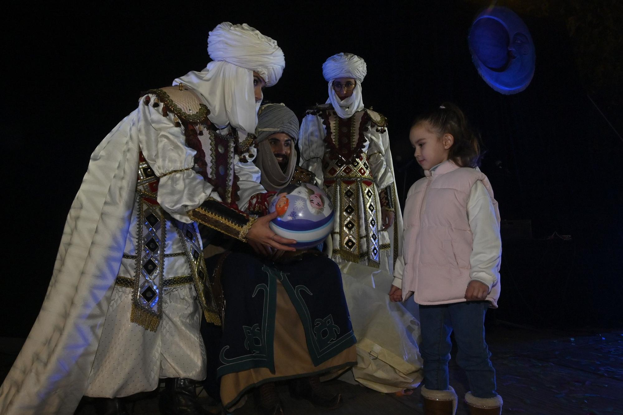 Los peques de Castelló entregan al Cartero Real las misivas con sus deseos. Encuentra tu foto.