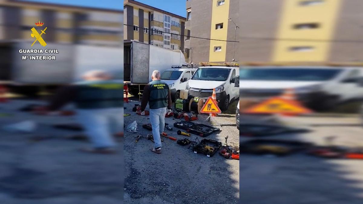 La Guàrdia Civil va requisar les furgonetes i les eines dels falsos operaris