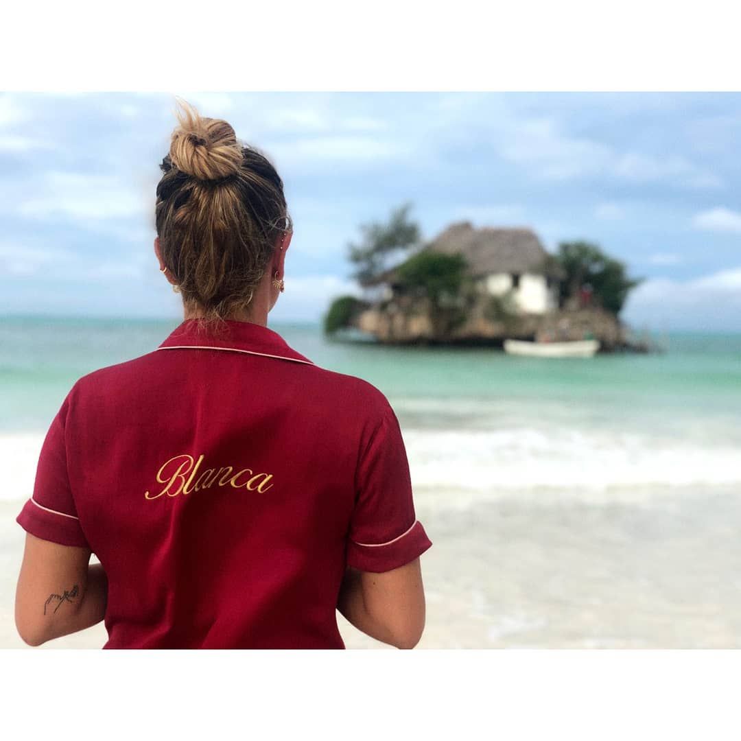Blanca Suárez con moño alto y camisa de Women Secret personalizada